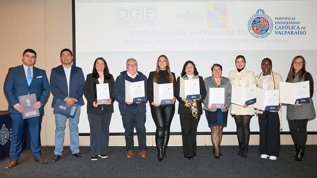 portada con logo PUCV celebra entrega de certificados del Diplomado en Gestión de Instituciones Financieras