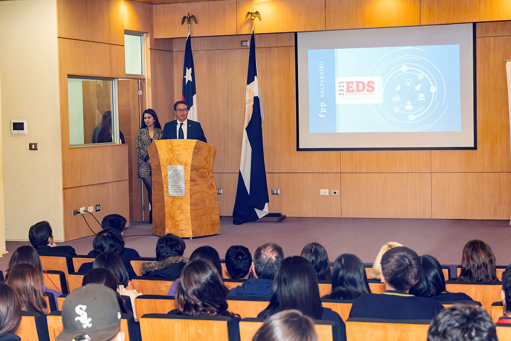 Tesorero General expone sobre el rol clave de la Tesorería en el desarrollo del país foto nota Jóvenes de Valparaíso participan en el Encuentro de Secundarios 2025 sobre educación financiera en la PUCV